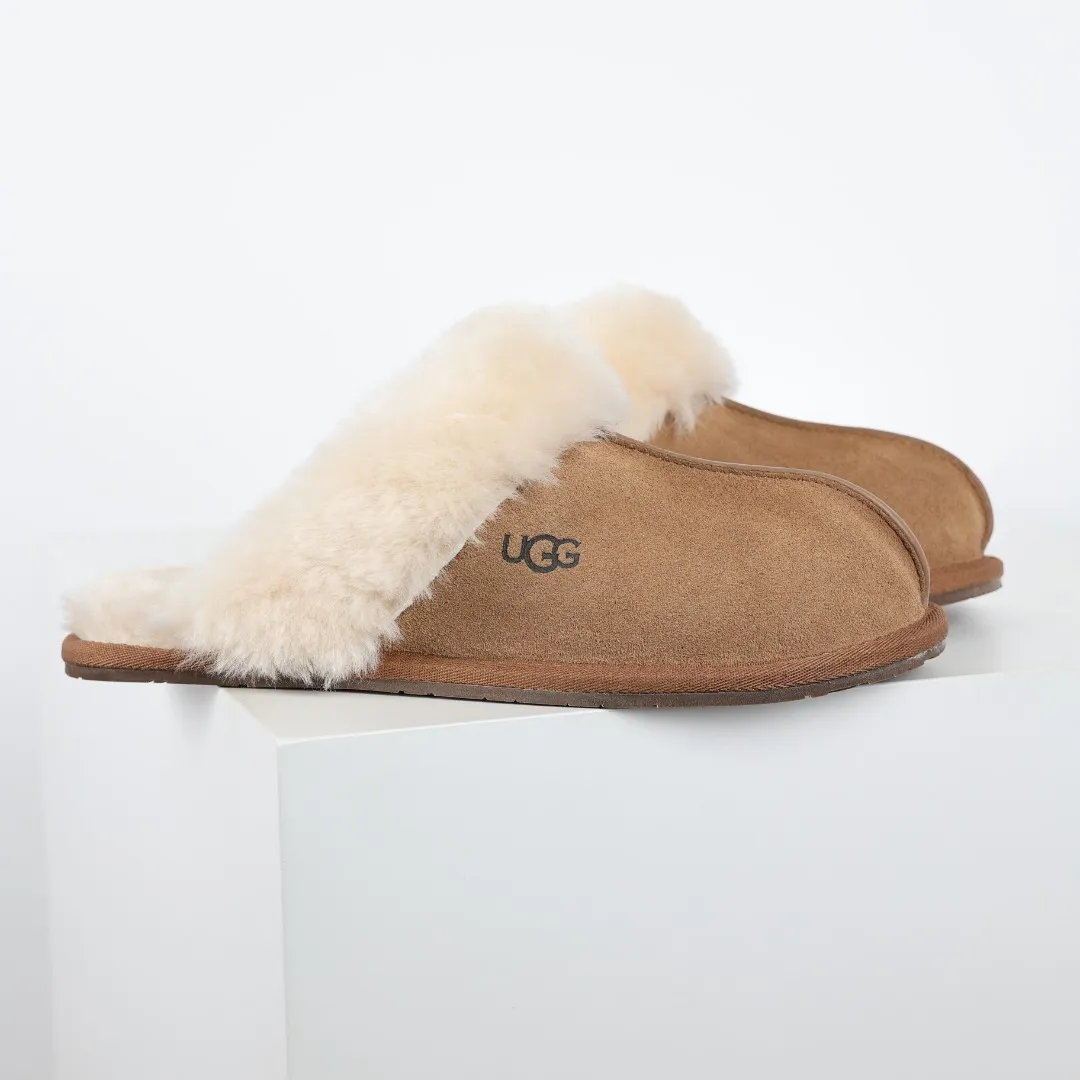 Pick up locally 💰480 Core recommended good price In recent years, uug has launched a series of styles, which are partially geared towards the preferences of young consumers and have also moved to the forefront of fashion trends. Shoe body material: water-repellent coated suede upper, 17mm UGGPURE™ implanted wool insole, lightweight non-slip and comfortable rubber outsole, with brand LOGO and trademark, with full packaging Size: 35 36 37 38 39 40